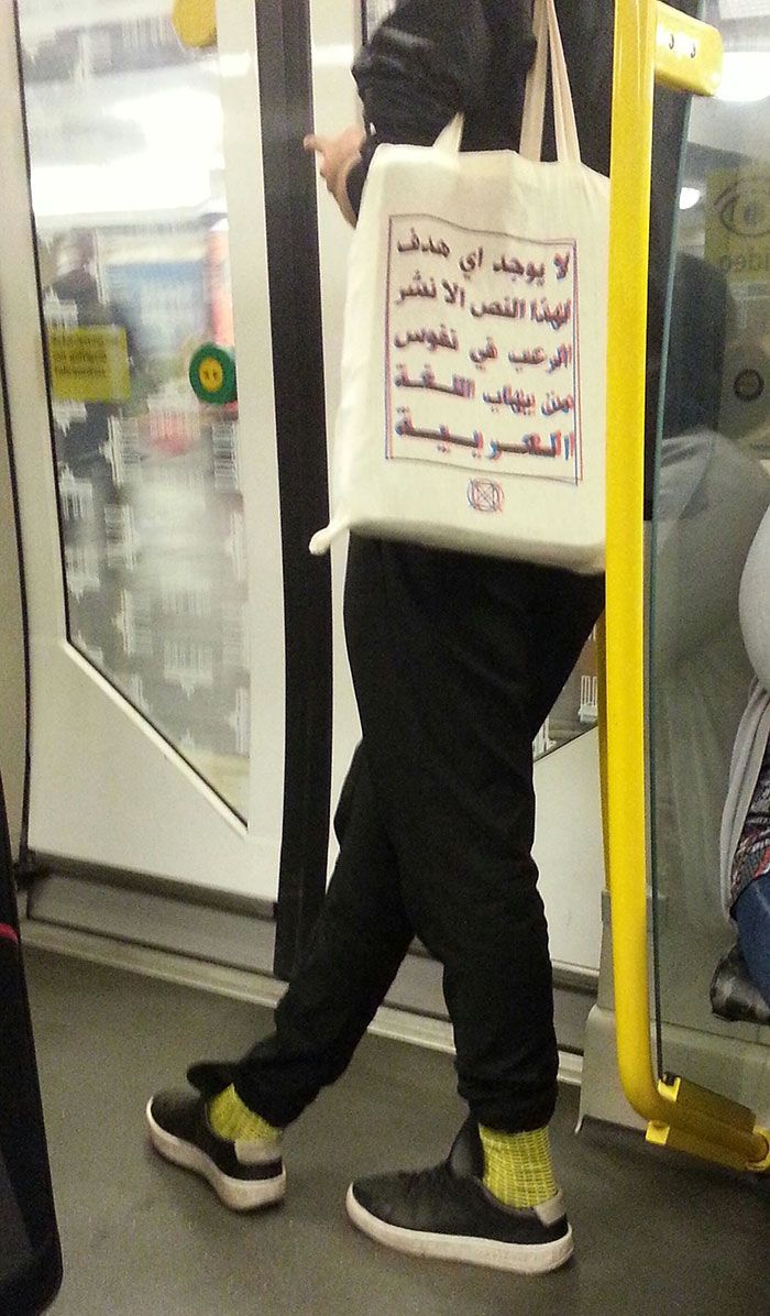 A urcat în metrou cu o geantă imprimată cu un text în arabă. Traducerea mesajului, neaşteptată!