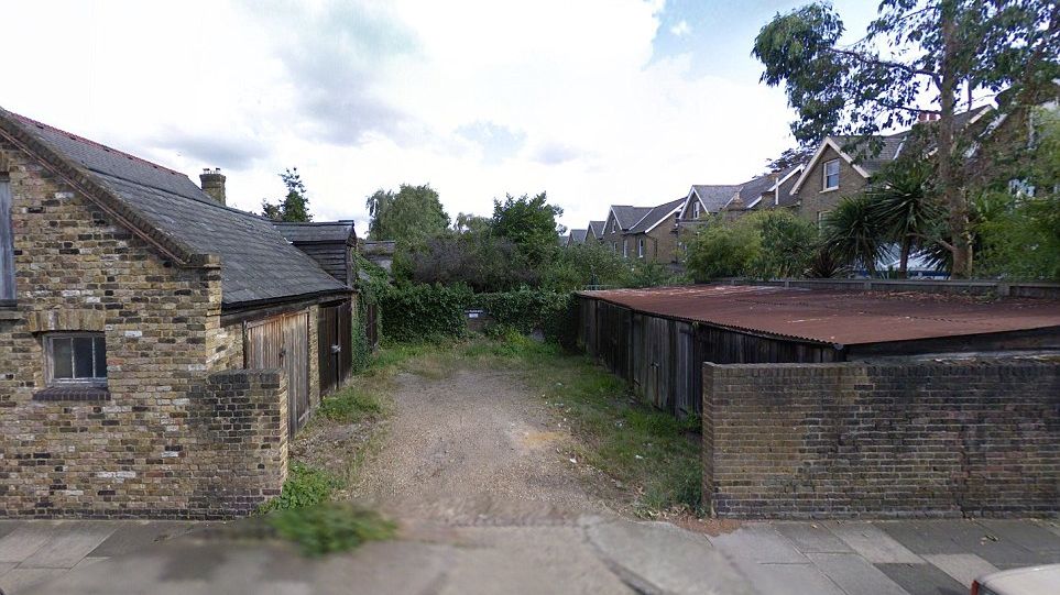 A cumpărat un garaj în paragină aproape gratis. Când a vrut să-l vândă a avut un ŞOC. Era milionar