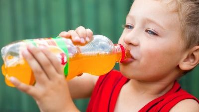 Sucurile pentru copii - PERICOL PENTRU SĂNĂTATE: 5 lingurițe de zahăr într-un pahar cu suc!
