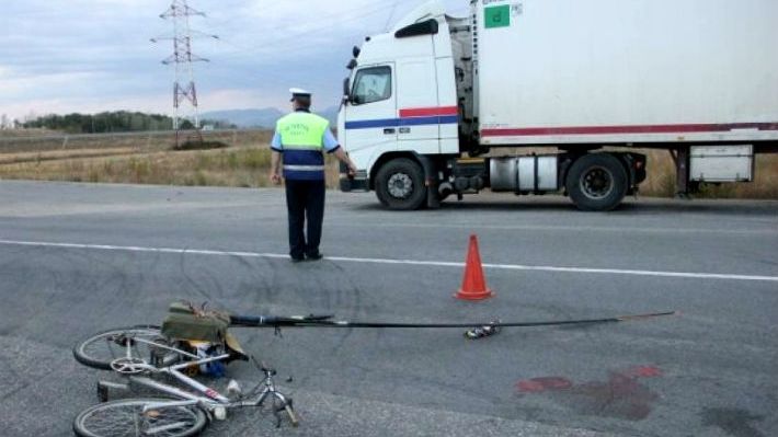 Accident grav. Un biciclist a murit, după ce a fost lovit de un TIR pe DN1A