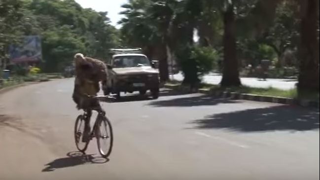 Șoferii, înmărmuriți. Ce duce în spate acest biciclist, în plină stradă