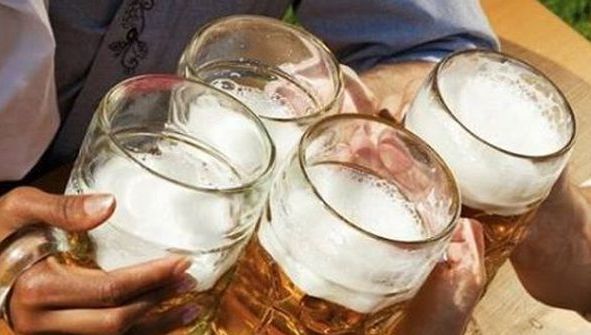 Cel mai tare truc: uite cum poţi să bei toată noaptea fără să te îmbeţi deloc!