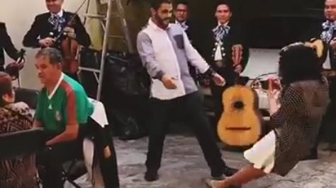 Clipul devenit VIRAL: tânăra care leşină când este cerută în căsătorie! N-ai mai văzut aşa ceva