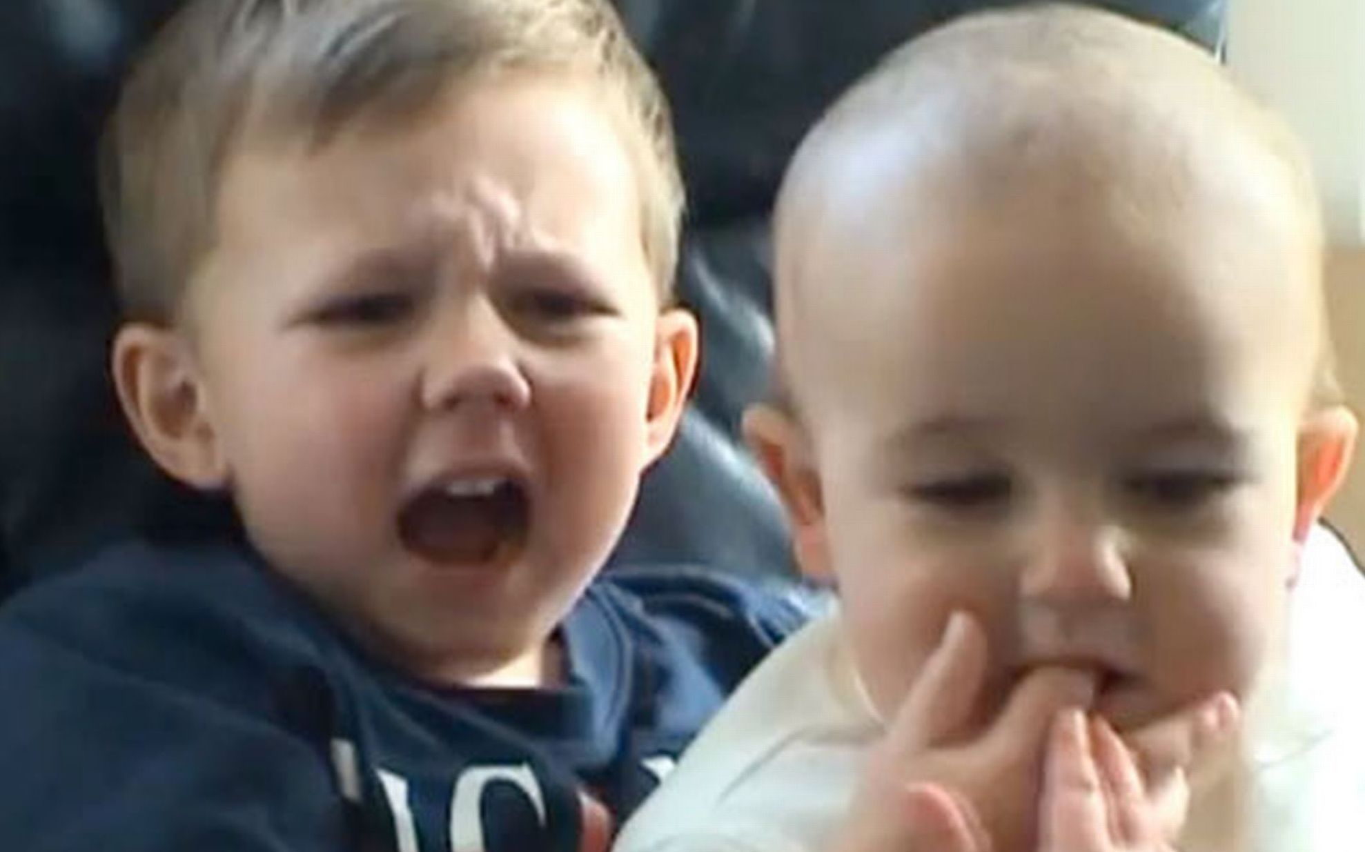 Cum arată fraţii din clipul "Charlie Bit My Finger", la 9 ani după ce au devenit celebri pe Youtube