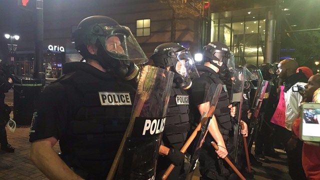 Violențe la Charlotte: Guvernatorul Carolinei de Nord decretează stare de urgență 