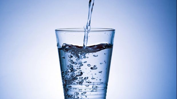 Povestea femeii care este alergică la apă. Este dureros să bea şi un pahar cu apă