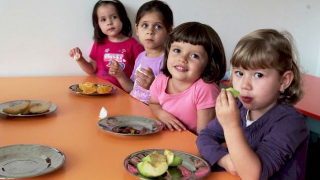 Ce a găsit educatoarea în pachetul cu mâncare al unui copil de 5 ani. Poliţia a intrat în alertă! 