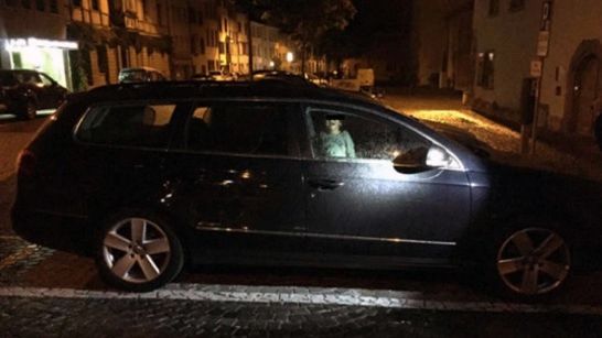 Halucinant! Copil de 2 ani, abandonat în maşină în toiul nopţii, în timp ce MAMA lui făcea ASTA