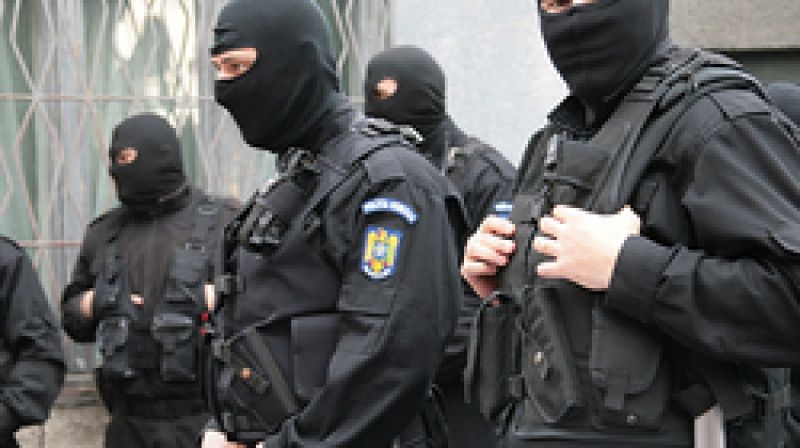 Botoșani: 21 de persoane reținute în urma perchezițiilor DIICOT de miercuri
