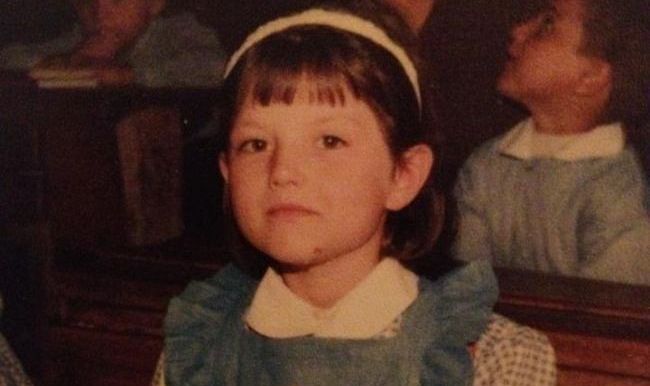 Cuminţică şi serioasă în prima zi de şcoală. Ghiceşti cine este vedetă din imagine?