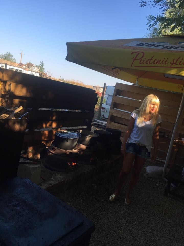 FOTO. Elena Udrea face omletă pe plaja de la Corbu. Ce le cere în schimb turiştilor 