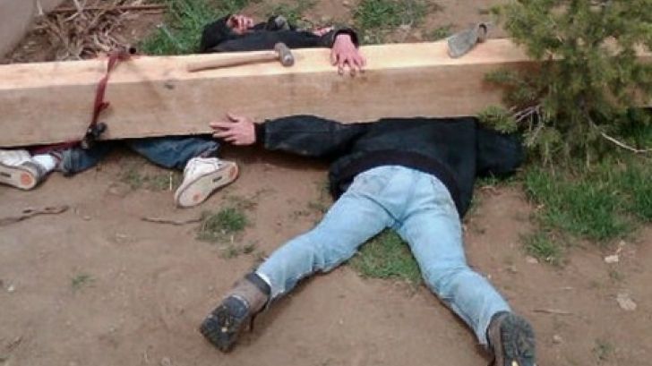 Şi-a văzut copiii striviţi de o bârnă de lemn, i-a fotografiat, apoi a făcut asta! Ce s-a întâmplat