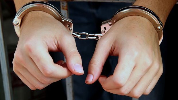 Stătea lângă un polițist la masă. 5 minute mai târziu, a fost arestată. Motivul e năucitor
