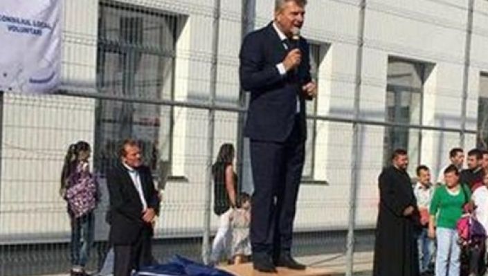 Florentin Pandele, prima explicaţie după ce s-a urcat cu picioarele pe catedră, în faţa elevilor 