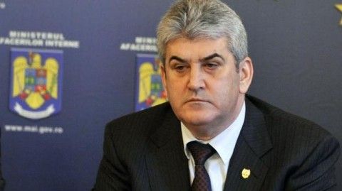 Mobilizare pe Facebook. Oamenii ies în stradă după votul pentru Gabriel Oprea. Câţi participă