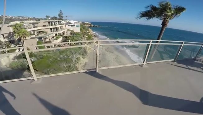 Clipul care îţi va da fiori: se urcă pe acoperişul hotelului şi face ceva uluitor!