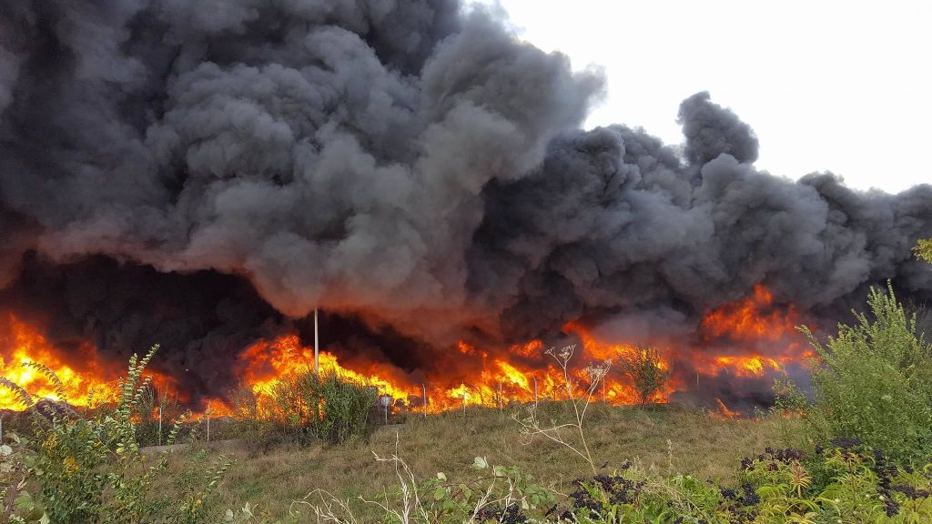 Incendiul din Prahova a fost stins. Un echipaj de pompieri va rămâne peste noapte la faţa locului