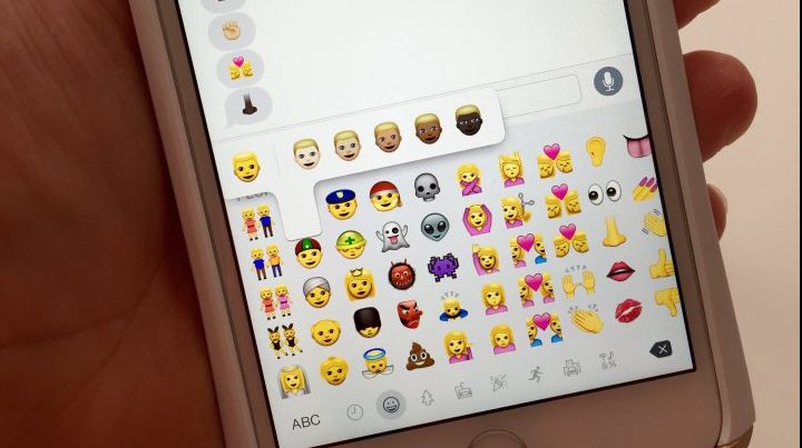 Propunere INEDITĂ! Emoticoanele, celebrele feţe zâmbitoare din mesaje, ar putea primi văl islamic