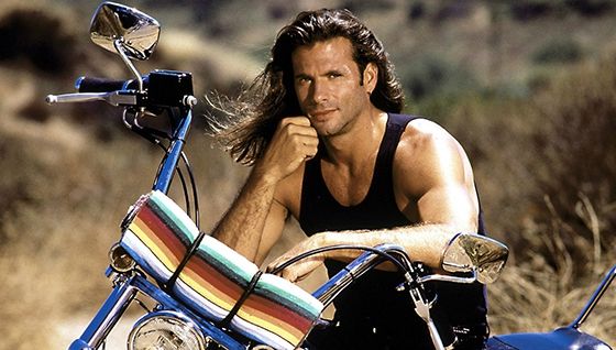 Îl mai ţii minte pe Lorenzo Lamas, starul sexy din serialul "Renegatul"? Cum arată acum