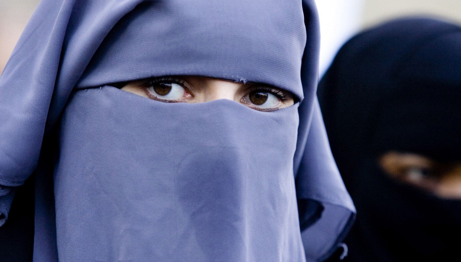 Doi bărbaţi au atacat, la Barcelona, o femeie însărcinată care purta niqab
