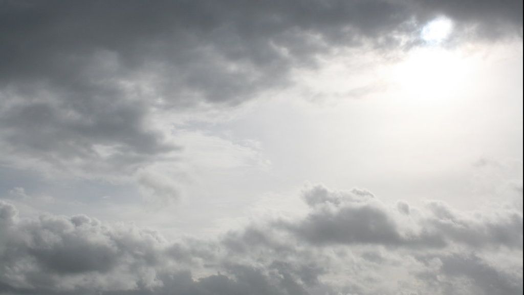 Un obiect uriaș a apărut pe cer, în spatele norilor. Nimeni nu știe ce este, dar arată bizar