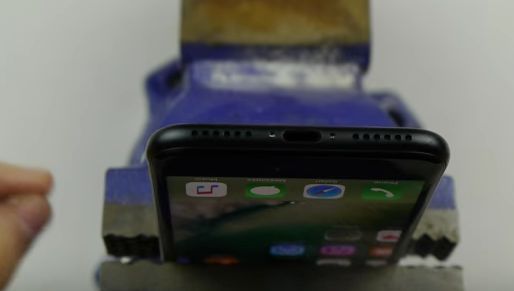 Viralul momentului! Cea mai simplă metodă să găseşti portul clasic pentru căști la noul iPhone7