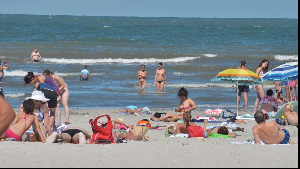 Atentatele din Europa i-au ținut pe români pe litoralul nostru în vara 2016. Număr RECORD