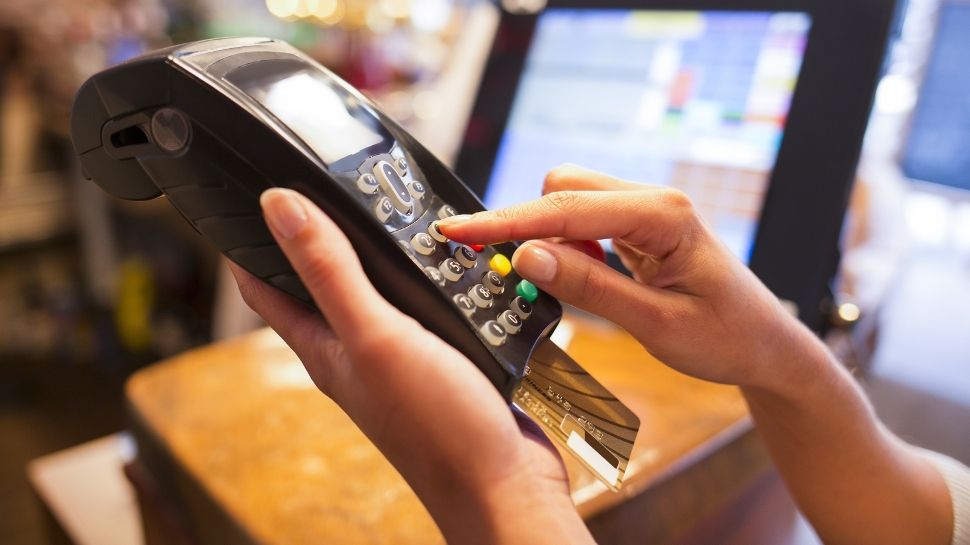 Românii vor putea scoate bani de pe card din magazine, de la anul