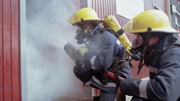 Incendiu urmat de o explozie, la un atelier de dezmembrări auto din Arad