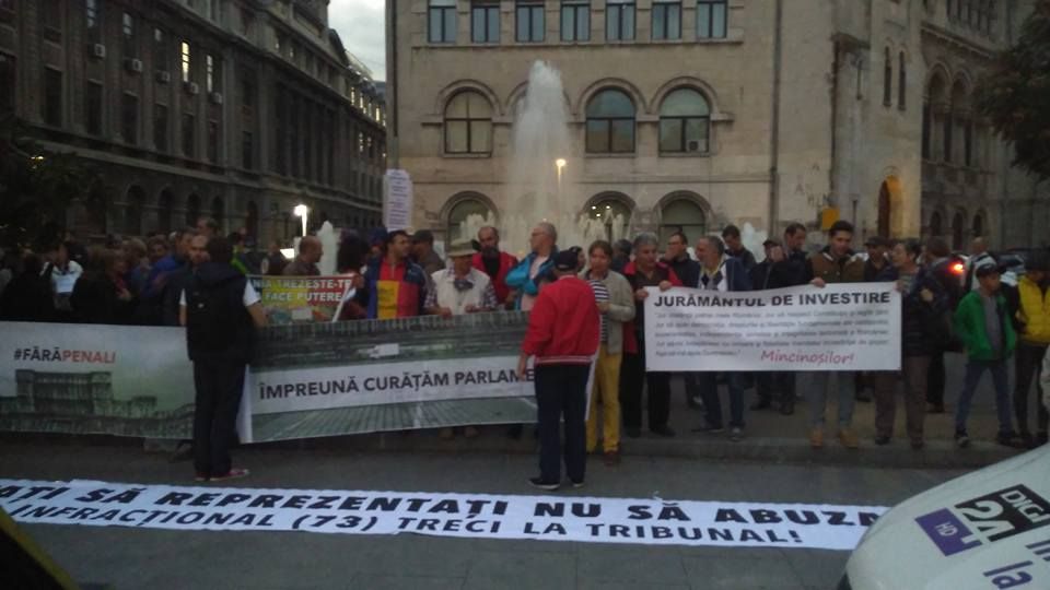 A doua zi de protest faţă de votul din Senat pentru salvarea lui Oprea. Câţi oameni s-au strâns