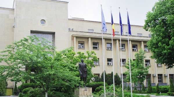 Ce salarii sunt în MAE. Cât câştigă un ambasador, un consilier diplomatic, un expert sau un şofer