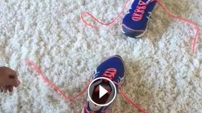 Milioane de oameni au urmărit-o pe această mamă care şi-a învăţat fiul cum să lege şireturile