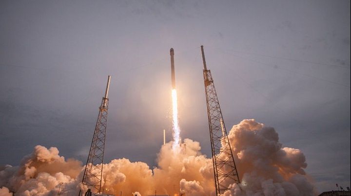 Moment istoric: SpaceX a recuperat racheta cu care a dus provizii la Staţia Spaţială Internaţională