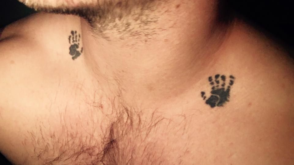 Motivul emoţionant pentru care un tătic şi-a făcut două tatuaje neobişnuite. Îţi dau lacrimile!