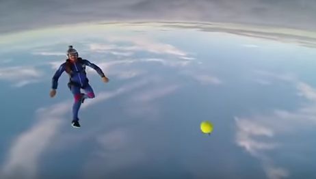 Spectaculos! Doi paraşutişti s-au distrat cu o minge de tenis la 4000 de metri altitudine