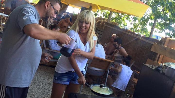 Elena Udrea, criticată pentru ţinută. "Nu mai am alţi pantaloni"