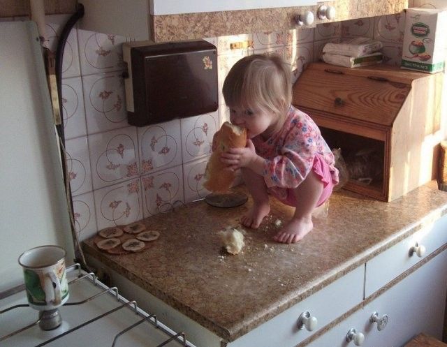 Cele mai amuzante imagini: ce înseamnă 5 minute de linişte când ai un copil mic! GALERIE FOTO