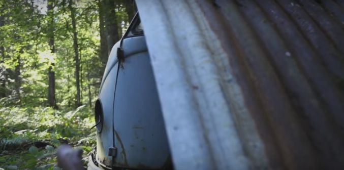 Au descoperit în pădure un VW Bus din 1955, părăsit de 20 de ani. S-au speriat ce au aflat