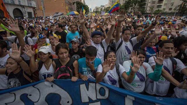 Criza din Venezuela se adânceşte. A început arestarea patiserilor 