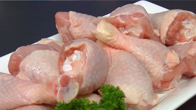 Greşeala pe care o facem toţi când preparăm pui.Ce se întâmplă dacă speli carnea înainte de a o găti