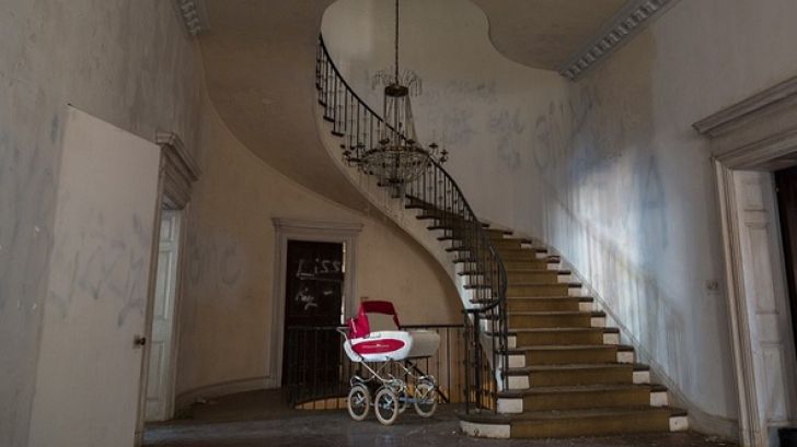 Imaginile care te vor bântui toată viaţa! Ce au descoperit într-un conac abandonat în anii '70