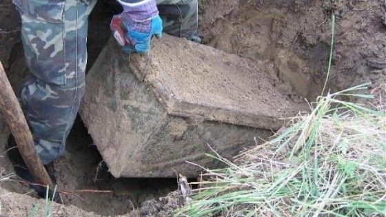 Au găsit un cufăr imens îngropat în curtea casei. Când l-au deschis au avut şocul vieţii