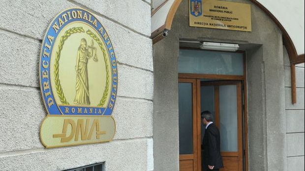 Șeful Inspectoratului Școlar Mureș, Ștefan Someșan, ridicat de DNA într-un dosar de corupție