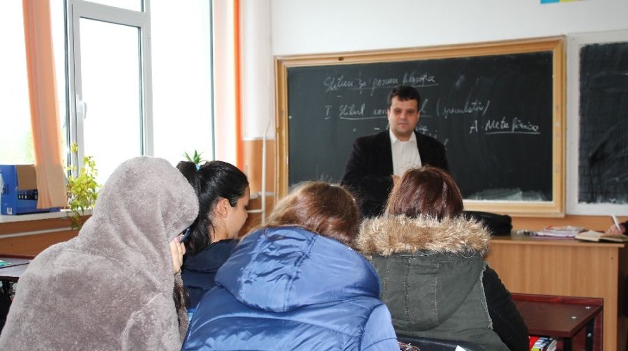 Un liceu a redus programul după ce, pentru a îndura frigul, elevii au venit la şcoală cu pături