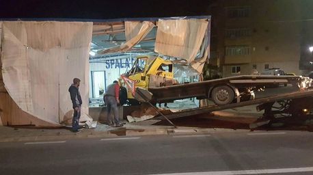 Un adolescent fără permis din Alba a furat o maşină şi s-a izbit de o spălătorie auto 