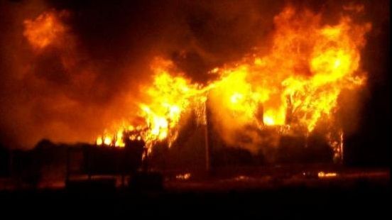 Incendiu într-un complex turistic din Caraş-Severin! Localul, distrus în proporție de 80%