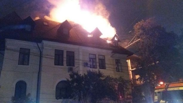 Incendiu puternic la o vilă din sectorul 1. Au intervenit zece maşini de pompieri