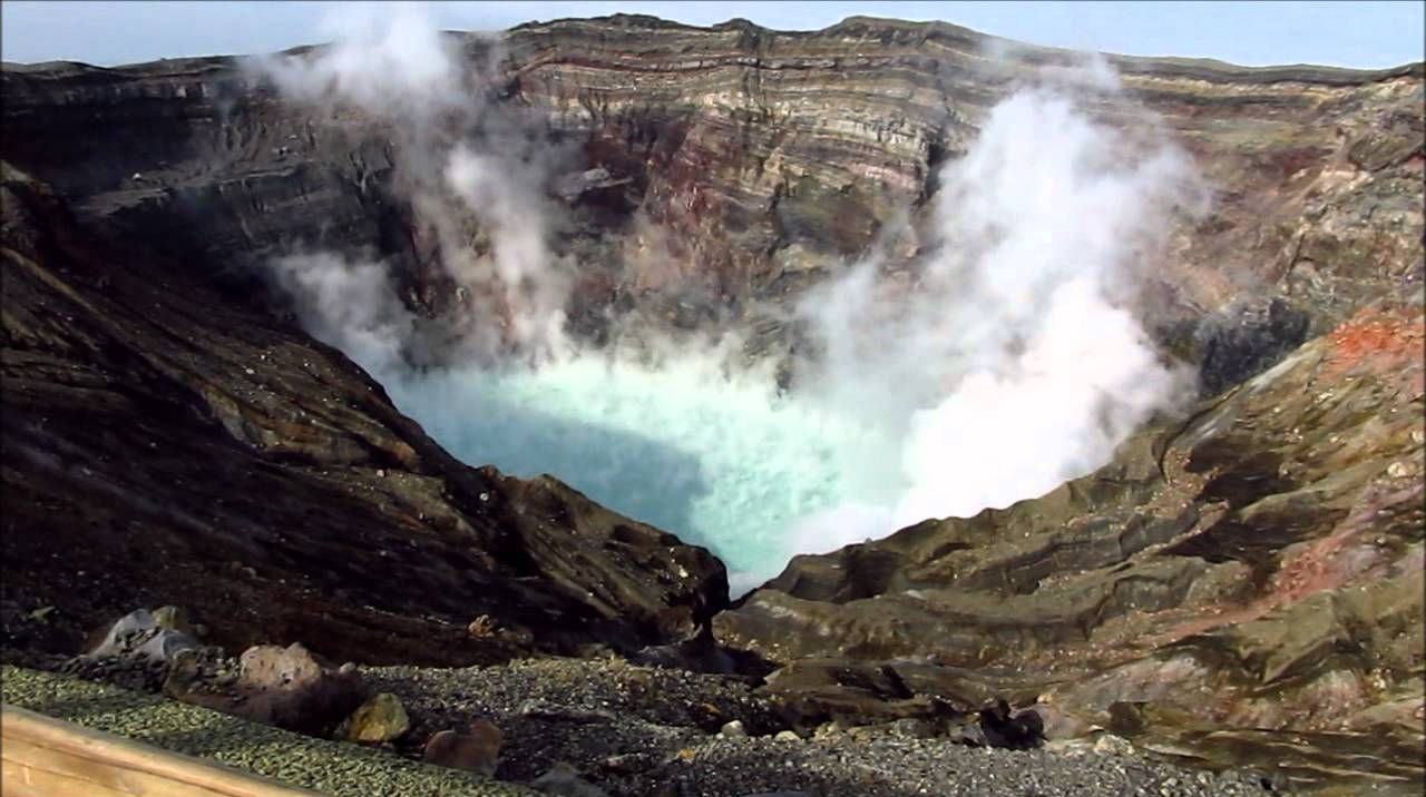 Imagini spectaculoase. Vulcanul Aso din Japonia a erupt 