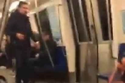 Este ŞOCANT ce face un bărbat în metroul din Capitală. "Nu intervine nimeni?"