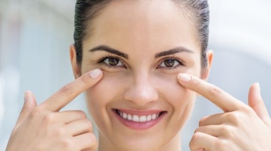 Cum poţi scăpa de cearcăne şi de pungile de sub ochi? Cel mai uşor şi ieftin truc posibil 